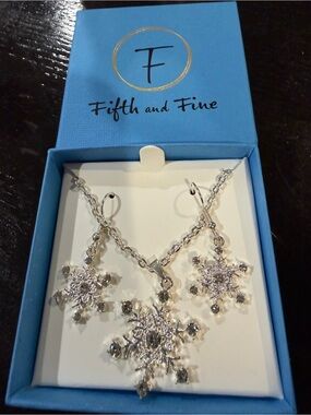 New Silver Snowflake Necklace and Earrings Set - Silver